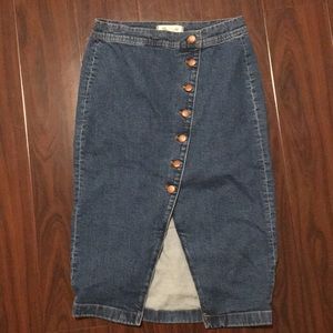 Does not fit me. Sharing the denim skirt love! 💙